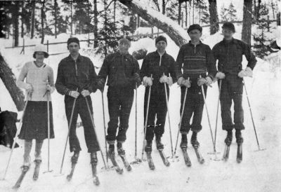 Neiti Tuisku, Ilmari Lensu, Uuno, Armas ja Vilho Neuvonen ja Eero Liikanen
