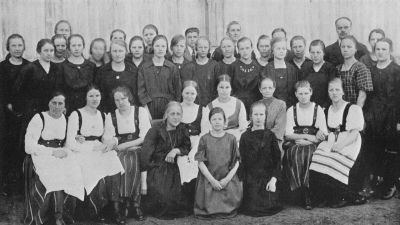 Kansanopistolaiset kansakoululla 1924. Kuvasta löytyvät mm. mammani Karin Neuvonen sekä tätini Laina Neuvonen ja Jenny Tvilling os Kokkonen
