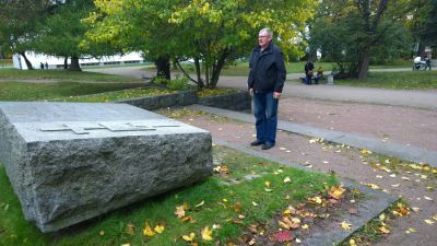 Kävelyllä Viipurissa 16-17.10.2015
Kunniakäynti/ KR Viipuriin haudattujen muistomerkillä, entisen Tuomiokirkon vieressä.
