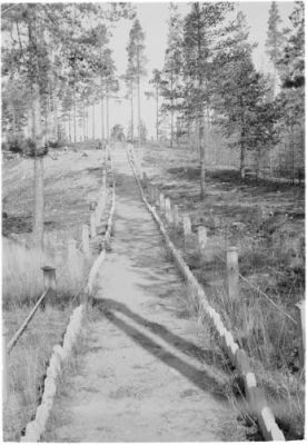 Venäläiset hautasivat talvisodan kaatuneita tänne, me lapset kuljimme setämme kaupalle tästä ohitse, pois tullessa kävimme katsomassa sotilaita, jotka oli haudattu matalaan, ei ollut kuin lankkuja peitona ja kypärät oli laitettu keppien päihin pääpuoleen....
