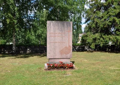 JALASJÄRVI
Itsenäinen Jalasjärvi tunnettiin eteläisen Pohjanmaan porttina. Vuonna 2016 kävi ilmi, että paikallinen aikuiskoulutuskeskus oli saanut valtionapua väärin perustein. Valtio karhusi kunnalta 35 miljoonaa, mistä se ei selvinnyt. Edessä oli liitos Kurikan kanssa. Voi vain kuvitella, kuinka paljon tämä ylpeitä jalasjärveläisiä harmitti.
Syvästi isänmaallisen seudun sotilaita kaatui sodassa paljon. Sankarihaudoissa lepää 444 vainajaa.

Sotien päätyttyä Jalasjärvellä oli noin 13000 asukasta. Joukkoon liittyi pääasiassa lumivaaralaisia, joiden määräksi voi tilastoista arvioida 400-500. Maatalous oli kunnan pääelinkeino, joten peltoa oli. Tietoa siitä, paljonko evakkoväkeä muutti myöhemmin muualle, ei ole.

Aikakirjoista ei selviä, milloin siirtoväki paljasti muistomerkkinsä kirkon vierelle. Tyylistä ja haalistuneesta ulkoasusta voi päätellä, että 50-luvulla, ehkä sen alkupuolella.

Karjalaan jääneiden vainajien muistolle
Jalasjärven karjalaiset

Lähde ja lupa: FB-sivusto Evakkojen muistomerkit, Markku Ilari Manninen
