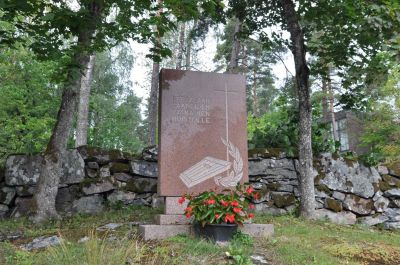 POHJA
Läntisen Uudenmaan Pohja – ruotsiksi Pojo – oli ruotsinvallan aikana yksi maamme alueen tärkeimmistä teollisuuskeskuksista. Sinne perustettiin 1600-luvulla oli kolme ruukkia – Antskog, Billnäs ja Fiskars. 

Hieno harmaakivikirkko rakennettiin jo 1400-luvun jälkipuolella. Vaikka Pohja sulautui uuteen, suureen Raaseporiin v. 2009, on se hyvin omaleimainen paikka. Nimensä se on saanut sijainnistaan pitkän, vuonomaisen lahden pohjukassa.

Rannikkoruotsalaisena paikkana Pohja ei ollut siirtoväen asutussuunnitelmassa, mutta niin vain sinne evakkoja hakeutui. Vuoden 1948 väestötilastosta voi päätellä, että jopa 500-600. Ehkäpä juuri metalliteollisuuden palvelukseen. On huomattava, että vuonna 1950 "pohjalaisista" puhui suomea joka kolmas. Väkiluku oli tuolloin 6900. Kunnallisen itsenäisyyden loppuessa luku oli pudonnut kahdellatuhannella.

Harmaakivikirkon lähistöllä, harvinaisen hienolla paikalla on Hankoniemen Karjalaiset ry:n pystyttämä evakkopaasi. Hankkeen takana on ollut yhdistyksen pj. Riku Hyvönen.

Lähde ja lupa: FB-sivusto Evakkojen muistomerkit, Markku Ilari Manninen
