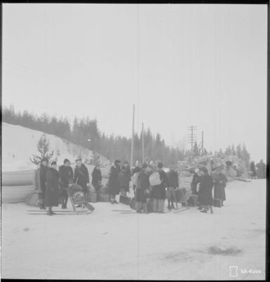 Talvisodan evakkoja, SA-kuva
Evakkoja Huuhanmäen asemalla.
Huuhanmäki 1940.03.17
Avainsanat: Talvisota, evakko