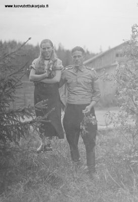 Neitonen on Kaarina Kuukka os. Pyrhönen s. 30.3.1917 Jääski, mies tuntematon. Kuva otettu todennäköisesti Antrean Seistolassa.
