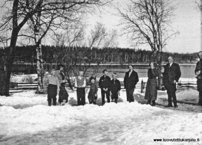 Antrean Kuukaupin Ollan talon pihalla pääsiäisenä 1936. Taustalla jääpeitteestä vapautuva Vuoksi. Henkilöt vas. Kaisa Ylppö, Marjatta Ylppö, Heikki Ylppö, Anti Alakari, Esko Kekki, Heikki Kekki, Annikki Alakari, Elina Kekki, Mikko Kekki ja Antti Kekki.   
