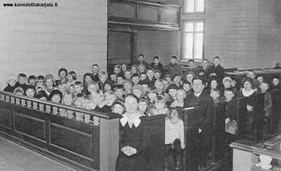 Pyhäkoululaisia Talikkalalan kirkossa 1935. Kuvassa taidemaalari Erkki Pietikäinen, sisarukset Aune ja Irja Pitkänen.

