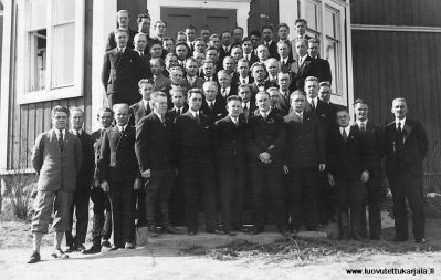 Ylä-Vuoksen maamieskoulu 1934. Vuosiluokka yhteiskuvassa. Oikealla koulun johtaja Frans Pietilä ja maisteri Kalervo Kuokkanen. 
