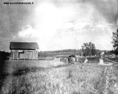 Nuoremman Martti Kuikan tiilitehdas Antreassa Henttolan kylässä kotitilan Lestimäen pellolla. Tehdas oli toiminnassa pari, kolme vuotta juuri ennen talvisodan syttymistä vuonna 1939. Martti oli käynyt oppimassa tiilen tekoa Jääskessä. Omasta maasta saatiin mainio savi ja hiekka. Näillä käsin valetuilla tulenkestävillä tiilillä oli hyvä menekki. Myös Martin nuorin sisar Lahja kertoi olleensa veljensä apulaisena toisena valajana ja valoi parhaimmillaan 900 tiiltä päivässä. Kuvassa vasemmalla näkyvässä vanhassa riihessä oli tiilien polttouuni. Keskellä tiilien kuivauskatos. Pyöreä rakennelma oikealla on hevoskiertoinen savensekoitussäiliö. Syksyllä 1939 kun viimeinen uunillinen oli poltettu,  syttyi sota. Lahja hänen veljensä Armaksen vaimo Saima Kuikka piilottivat täysinäiseen tiiliuuniin muitakin tarpeellisia tavaroita ja muurasivat uunin suun umpeen ennen lähtöään kotoa. Kun sitten Antrea oli väliaikaisesti vallattu takaisin Suomelle ja kotiin sai palata, tulivat Lahja ja Saima takaisin. Tiiliuuni oli kuitenkin hajotettu ja kaikki piilotetut tavarat ja tiilet viety. Kuvaaja tuntematon.
