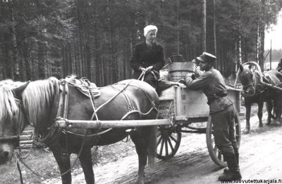 Anni Kyytinen (Kurkijoki) matkalla evakkoon 1944, sotilas tuntematon. Valokuvannut valokuvaaja Pekka Kyytinen 
