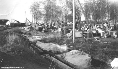 Lumivaaralaisten evakkojen tavaroita aseman puistossa Kemissä 1940. Kuvannut Matti Valtonen.
