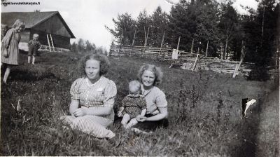 Vuonna 1942 Malisenmäen Kuismasten navetan ja vasikkahaan tuntumassa. Keskellä kuvassa Bertta Korjonen (1920) seppä Korjosen vaimonsa Katrin nuorin tytär. Vieressä Helvi Kuismanen (1923) sylissä Airi Kuismanen (1941) Taustalla vas. Eero Kuismanen (1937) Anja Kuismanen (1937) ja Ilmari Kuismanen (1939). Kuvan ottanut Helmi Kuismasen mukaan todennäköisesti Matti Valtonen Lumivaaran Huhtervusta.
