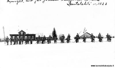 Kuvassa lukee: Kymiyhtiön talo ja Jaatisen rakennukset takana, Rautalahti 1923
