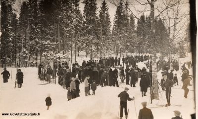 Hämekosken Faneeritehtaan hiihdot, lähtö ja maali rukoushuoneen luona.
