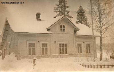 Tämä talo oli Hämekosken rukoushuoneen kohdalla, tien toisella puolella. Insinnöri Jolyn talo, meidän naapurissa.
