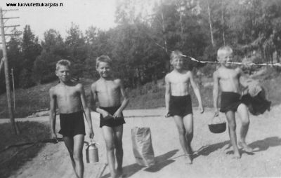 Harlun Rautalahti v 1935. Neljä "Musketisoturia" lähdössä eväitten ja onkivapojen kanssa Laatokan saareen. Vas. Niilo (vm 1921) ja Väinö Vanninen (vm 1922), Martti Räsänen ( vm 1922) Imatralta ja Martti Vanninen. Padassa perunoita kalasoppaa varten.
