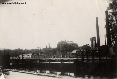 Leppäkosken sulfiittiselloosa ja paperitehdas v. 1932, sekä vanha vesivoimalaitos. Tehdas sijaitsi Harlun kirkonkylässä
