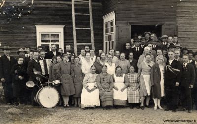 Häät Heinjoella. Kuvassa lukee Anna Nousiainen Heinjoki Tuokkola 4.5.1930. Kuva Arvi Kääriäisen ja Hilja Tiaisen häistä (Göstä Sungvistin isovanhemmat). Rummun okealla puolellä ilmeisesti sulhasen sisko Lyyli ja Aili sekä Anna Nousiainen.
