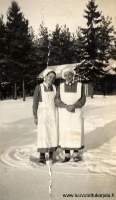 Kaksi naista, Perniöläisiä lottia. (Heinjokisten evakkopaikkka 1940)

