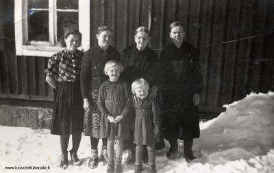 Vasemmalta ,?, Esteri, Evastina, Mari Nousiainen ja Helka sekä Marin tytöt.

