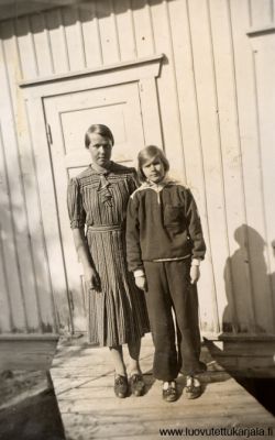 Hilkka ja Kaisu Kuparinen. Vuokon mukaan kuva otettu 1940. (Jos näin on kuva otettu ilmeisesti evakossa/ SR)
