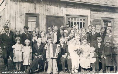 Kopralan kylän Teivosen pihalla 1930-luvun loppupuolella.Morsian Saima os. Tuusa ja Sulhanen Sulo Teivonen + suku (morsiamen vieressä istuvat vanhemmat Eeva ja Antti Tuusa. 
