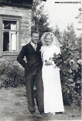 Kopralan kylän Tuusan pihalla 1930-luvun loppupuolella. Morsian Saima Teivonen ja veljensä Eemil Tuusa.
