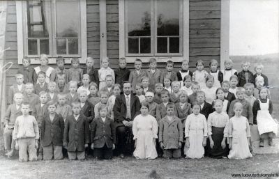 Mustolan koulun oppilaita syksyllä 1917, opettaja Lauri Pessi edessä keskellä. Kunta ei ollut vielä antanut lupaa toisen opettajan ottamiseen. 
