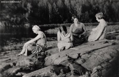 Pekonlahden sahan isännöitsijä Simolan naisväkeä Pekonlahden kalliolla v. 1926.
