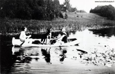Isännöitsijä Simolan tyttäret, Sylvi, Inkeri Paksujalan joella 1935.
