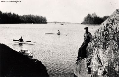 Kopsalan poikia kanoottiretkellä Laatokan saaristossa 1934.
