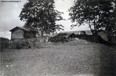 Kalmiston tilan rauniot v. 1942. Tilan omisti v. 1937 asti Sipro Ijäs. Perikunta myi tilan Juhana Lankiselle.
