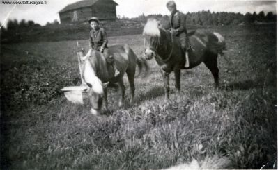 Ratsastajat Taavi ja Mauri Lankinen v. 1942 Kavonsalmella.
