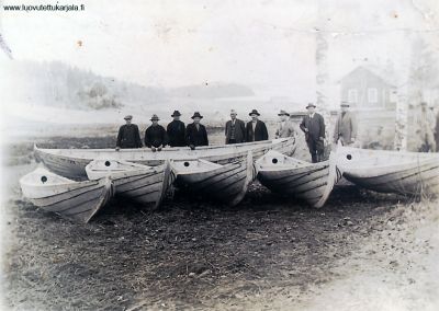 Veneenteko kurssilaisia päätöstilaisuudessa veneineen 30-luvun vaihteessa Tiurukassa.  
