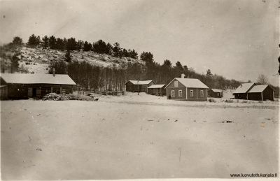 Juhana Lankisen talon rakennukset 30-luvulla Hiitolan Kavonsalmella. Kuva otettu 30.12.1930.
