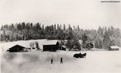 Marjakoskelaistalo talvisessa maisemassa 1920-luvulla.
