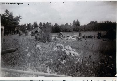 Juhana Lankisen talon ja riihen rauniot v. 1942. Talo siirretty ja pystytetty 5 km päähän. 
