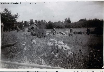 Juhana Lankisen talon ja riihen rauniot v. 1942. Talo siirretty ja pystytetty 5 km päähän. 
