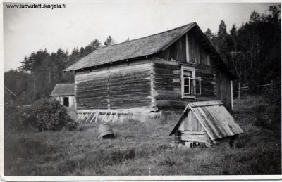 Juhana Lankisen talon tilalle v. 1942 rakennettu väliaikainen asuinrakennus viisiseinäisestä aitasta.
