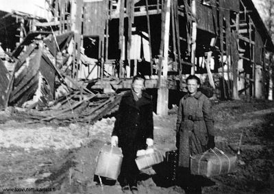 Paluu evakosta kotiin Haapalahteen lokakuussa 1941. Takana Sallisen mylly ja saharakennus Kilpolan mottitaistelujen jälkeen. Kuva on laserkopio tuntemattomasta lähteestä.
