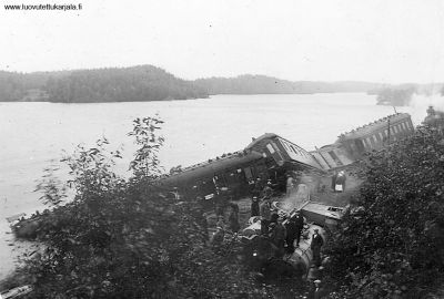 Junaonnettomuus Ojajärven aseman ja Pukinniemen laiturivaihteen välillä 1927, ratapenkan murruttua.
