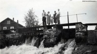 Myllysilta Impilahden Koirinojalla 1937. Augusti, äiti, minä, mummi ja Aleksi. 
