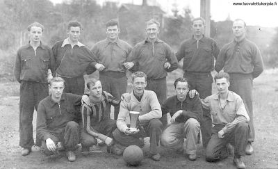 Pitkäranta Oy: n jalkapallomestarit vuonna 1938 konekorjaamon joukkue. 
