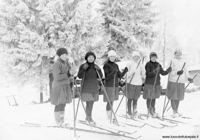 Hiihtokuvat. Pitkärannan tytöt ja pojat lähdössä hiihtoretkelle. 
