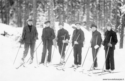 Hiihtokuvat. Pitkärannan tytöt ja pojat lähdössä hiihtoretkelle.
