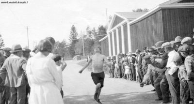 Pitkäranta. Yleisön keskellä. Kilpa-asut olivat vapaita, jokainen omalla tyylillä. Ajanottojat olivat kyllä tarkkoja, ratkaistiinhan voitto kellojen perusteella.   
