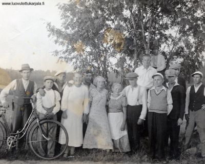 Jaakkiman Miklissä. Sopenmutkan nuorisoa 1937. Valokuvannut Rapo.
