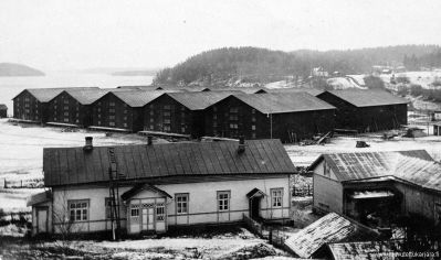 Makasiinit,osuuskauppa,takana ei vielä faneeritehdasta, Valokuvannut J Rapo Jaakkima.
