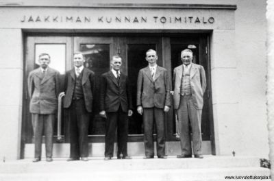 Kunnantoimitalon rakennus toimikunta viimeisessä kokouksessaan 1.9.1939. Oikealta lukien toimikun pj. E F Nero, sihteeri Olli Leinonen, jäsenet: Toivo Tapaninen, Jaakko Hirvonen, Heikki Lehtinen k. 9.9.1939. 
