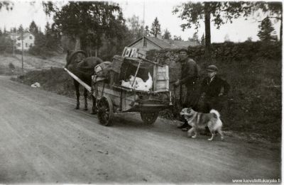 Kuvassa ei mitään tekstiä. (Evakuointia, oletettavasti Jaakkimassa 1944/ SR). Kuvannut Aaro Punkari. 
