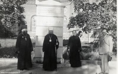 Arkkipiispa Hermanni. Valamon Ikumei Iisakki ja kh Kasanko Jaakkiman matkailijayhdistyksen vieraina, kävivät sankarihaudalla. Kuvannut Aaro Punkari. 
